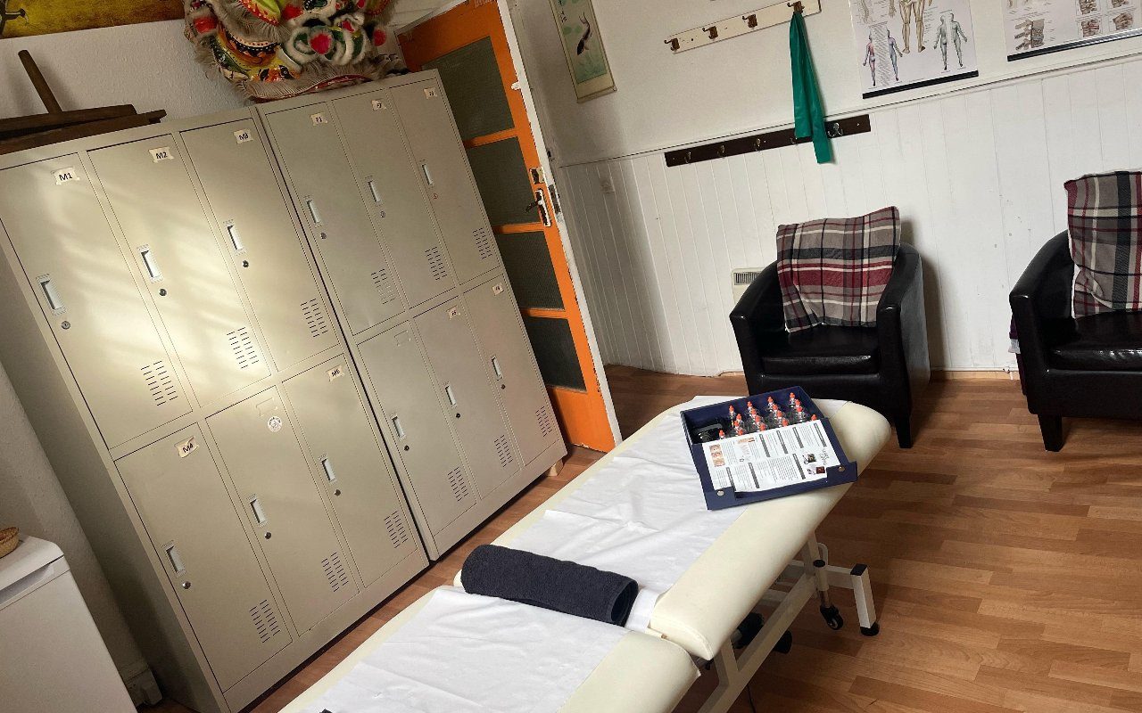 Treatment room with couch, lockers and chairs
